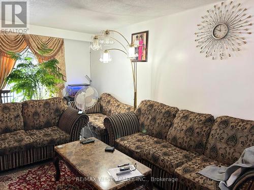 9 Sledman Street, Mississauga, ON - Indoor Photo Showing Living Room