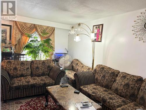 9 Sledman Street, Mississauga, ON - Indoor Photo Showing Living Room