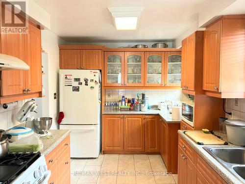 9 Sledman Street, Mississauga, ON - Indoor Photo Showing Kitchen