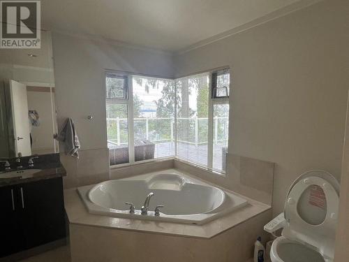 3823 Marine Drive, West Vancouver, BC - Indoor Photo Showing Bathroom