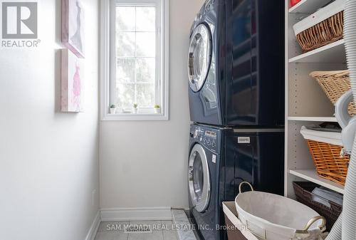 29 Premium Way, Mississauga, ON - Indoor Photo Showing Laundry Room