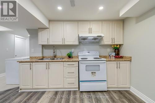 2656 Los Palmas Court, Mississauga, ON - Indoor Photo Showing Kitchen With Double Sink