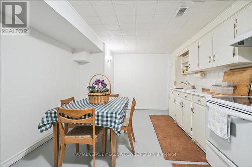 4135 Independence Avenue, Mississauga, ON - Indoor Photo Showing Kitchen