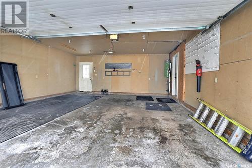 938 Dutkowski Crescent, Regina, SK - Indoor Photo Showing Garage