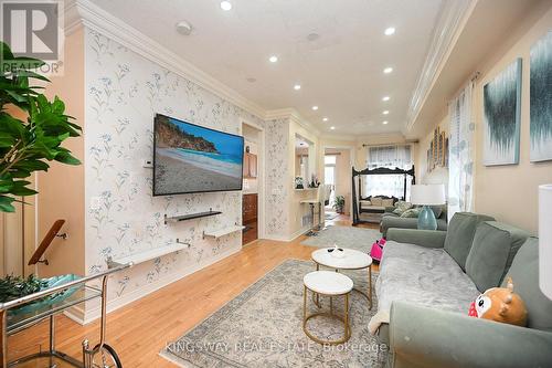 918 Khan Crescent, Mississauga, ON - Indoor Photo Showing Living Room