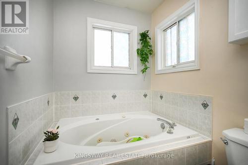 918 Khan Crescent, Mississauga, ON - Indoor Photo Showing Bathroom