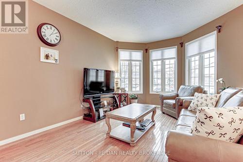 342 Jonathan Street, London, ON - Indoor Photo Showing Living Room