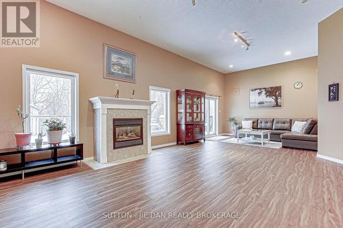 342 Jonathan Street, London, ON - Indoor Photo Showing Living Room With Fireplace