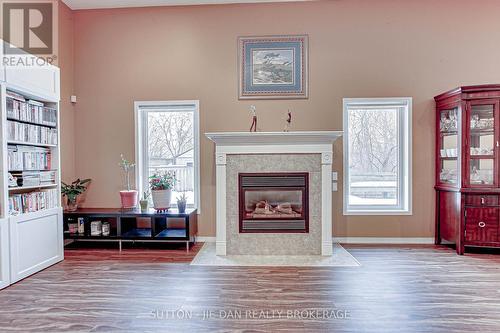 342 Jonathan Street, London, ON - Indoor Photo Showing Living Room With Fireplace