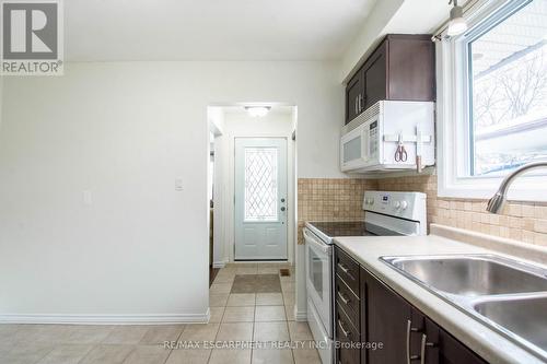 117 Anna Capri Drive, Hamilton, ON - Indoor Photo Showing Kitchen