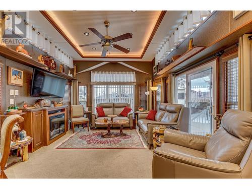 Large living room with high ceilings - 8000 Highland Road Unit# 42, Vernon, BC - Indoor