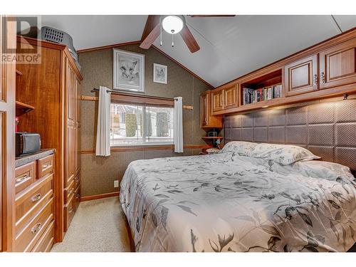 King size bedroom - 8000 Highland Road Unit# 42, Vernon, BC - Indoor Photo Showing Bedroom