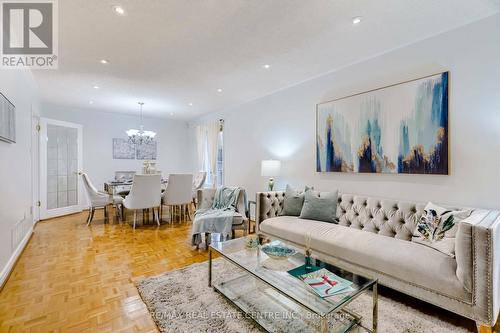 2485 Strathmore Crescent, Mississauga, ON - Indoor Photo Showing Living Room