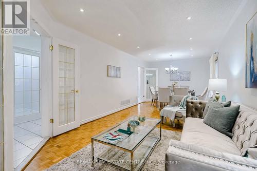 2485 Strathmore Crescent, Mississauga, ON - Indoor Photo Showing Living Room