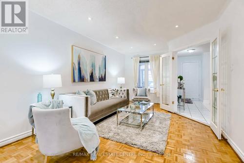 2485 Strathmore Crescent, Mississauga, ON - Indoor Photo Showing Living Room