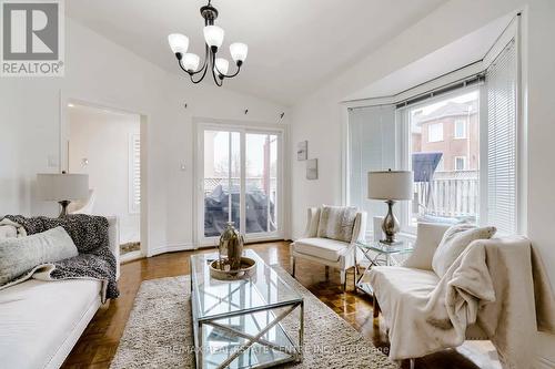 2485 Strathmore Crescent, Mississauga, ON - Indoor Photo Showing Living Room