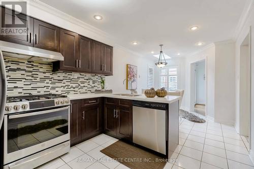 2485 Strathmore Crescent, Mississauga, ON - Indoor Photo Showing Kitchen With Upgraded Kitchen