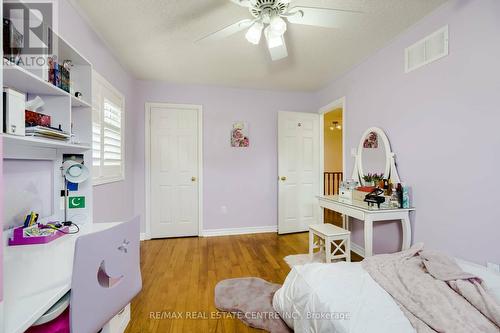 2485 Strathmore Crescent, Mississauga, ON - Indoor Photo Showing Bedroom