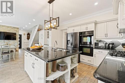 6158 Kisby Drive, Mississauga, ON - Indoor Photo Showing Kitchen With Stainless Steel Kitchen With Upgraded Kitchen