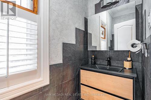 6158 Kisby Drive, Mississauga, ON - Indoor Photo Showing Bathroom