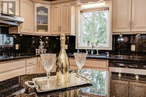 610 Stonebury Crescent, Waterloo, ON - Indoor Photo Showing Kitchen