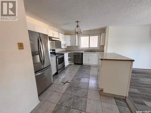 74 Hatton Crescent, Regina, SK - Indoor Photo Showing Kitchen