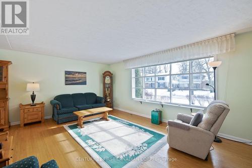 843 Westbury Crescent, London, ON - Indoor Photo Showing Living Room