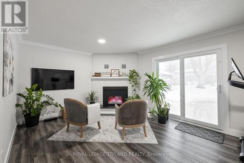 71 St Clair Court, London, ON - Indoor Photo Showing Living Room With Fireplace