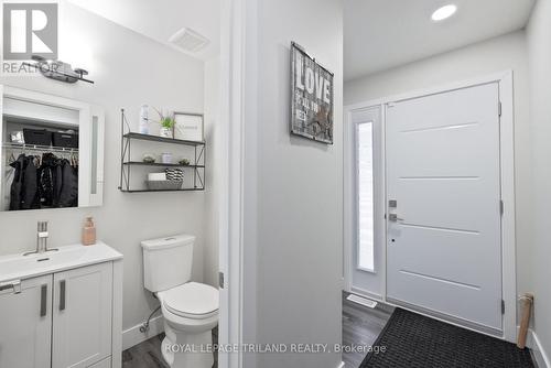 71 St Clair Court, London, ON - Indoor Photo Showing Bathroom