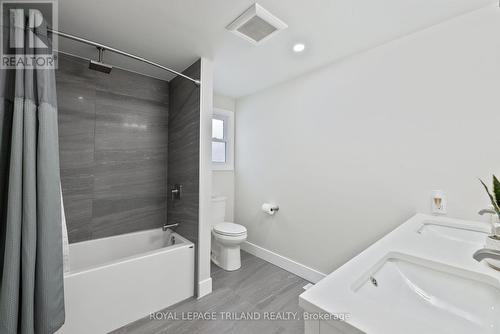 71 St Clair Court, London, ON - Indoor Photo Showing Bathroom