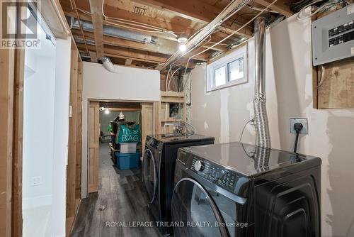 71 St Clair Court, London, ON - Indoor Photo Showing Laundry Room