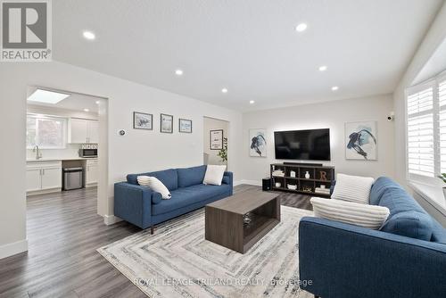 71 St Clair Court, London, ON - Indoor Photo Showing Living Room