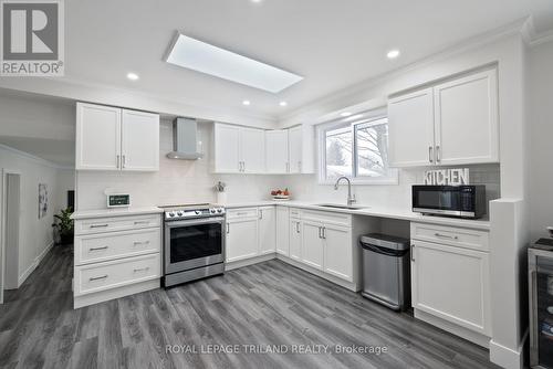 71 St Clair Court, London, ON - Indoor Photo Showing Kitchen With Upgraded Kitchen