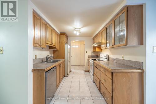 476 Scotchmere Court, Waterloo, ON - Indoor Photo Showing Kitchen