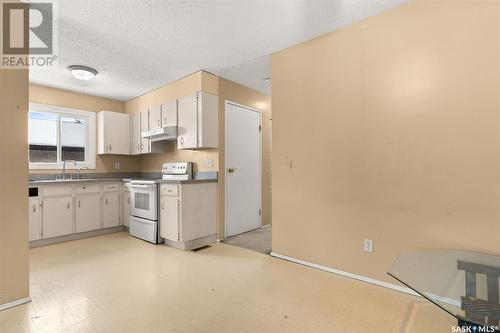 206 Thomson Avenue, Regina, SK - Indoor Photo Showing Kitchen