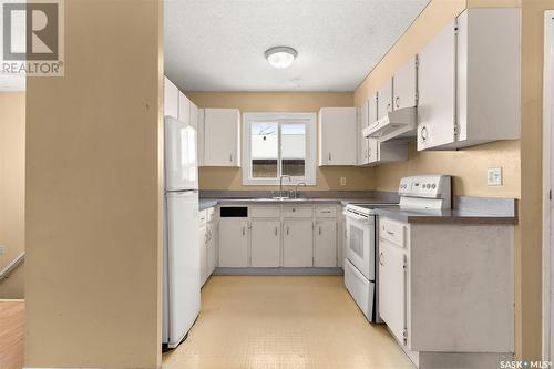 206 Thomson Avenue, Regina, SK - Indoor Photo Showing Kitchen