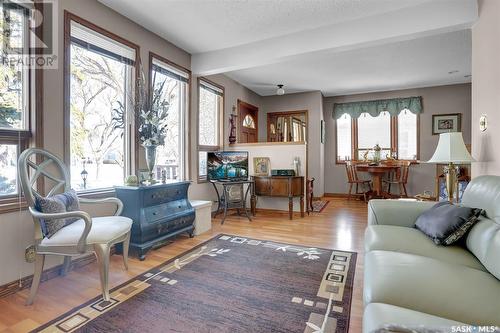 407 Holland Avenue, Regina, SK - Indoor Photo Showing Living Room