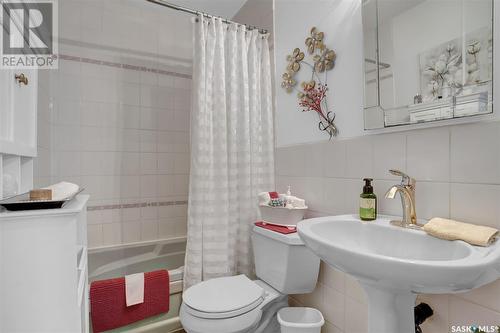 407 Holland Avenue, Regina, SK - Indoor Photo Showing Bathroom