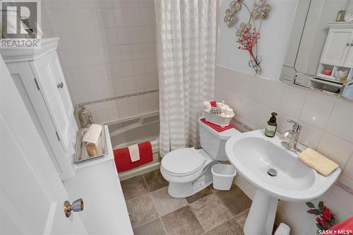 407 Holland Avenue, Regina, SK - Indoor Photo Showing Bathroom