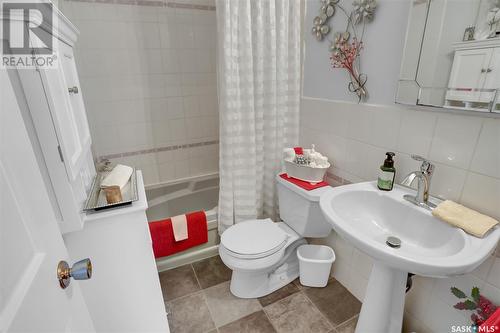 407 Holland Avenue, Regina, SK - Indoor Photo Showing Bathroom