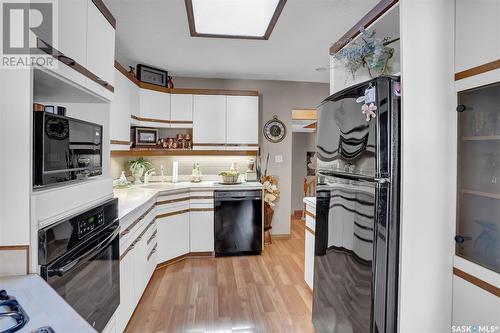 407 Holland Avenue, Regina, SK - Indoor Photo Showing Kitchen