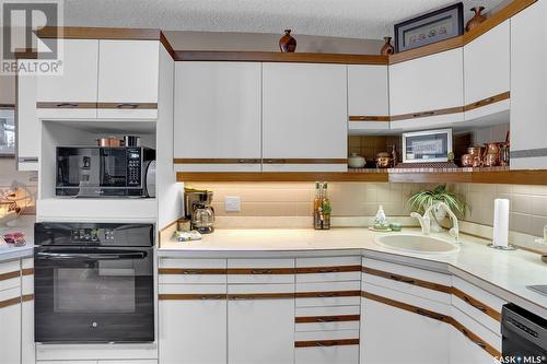 407 Holland Avenue, Regina, SK - Indoor Photo Showing Kitchen