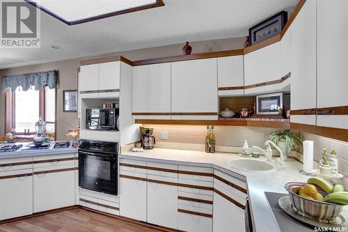 407 Holland Avenue, Regina, SK - Indoor Photo Showing Kitchen