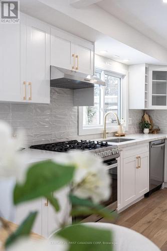 294 Wedgewood Drive, London, ON - Indoor Photo Showing Kitchen With Upgraded Kitchen