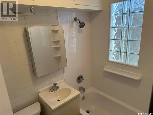 2027 Reynolds Street, Regina, SK - Indoor Photo Showing Bathroom