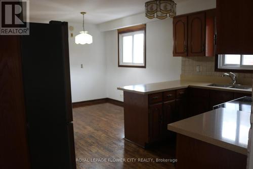 3220 Lednier Terrace, Mississauga, ON - Indoor Photo Showing Kitchen With Double Sink