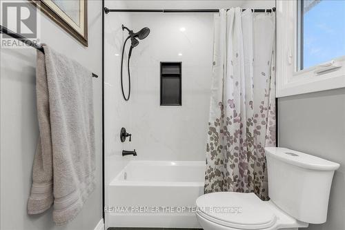 27 Elmira Drive, Hamilton, ON - Indoor Photo Showing Bathroom