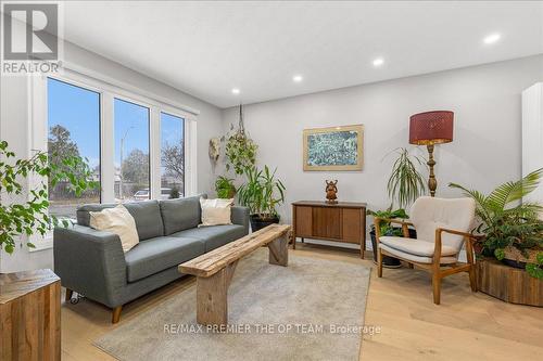 27 Elmira Drive, Hamilton, ON - Indoor Photo Showing Living Room