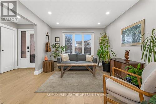 27 Elmira Drive, Hamilton, ON - Indoor Photo Showing Living Room