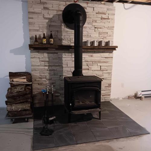 Family room - 111 Rue Du Joli-Bois, Sainte-Marguerite-Du-Lac-Masson, QC - Indoor With Fireplace